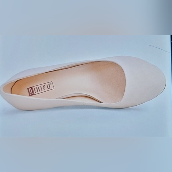 NWOB CLASSIC NUDE KITTEN LOW HEEL ROUND TOE MUST HAVE SHOE SIZE 7 - Picture 6 of 15